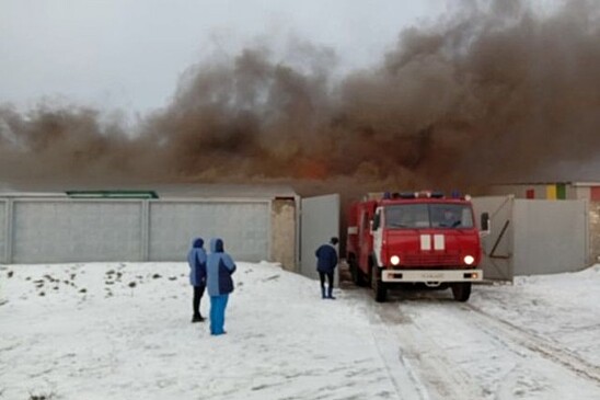 Спасатели локализовали пожар на территории завода в Рязанской области