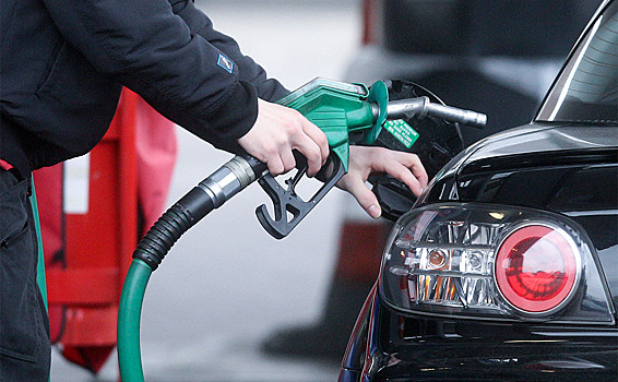 Новак поручил нефтяникам увеличить поставки бензина на рынок РФ