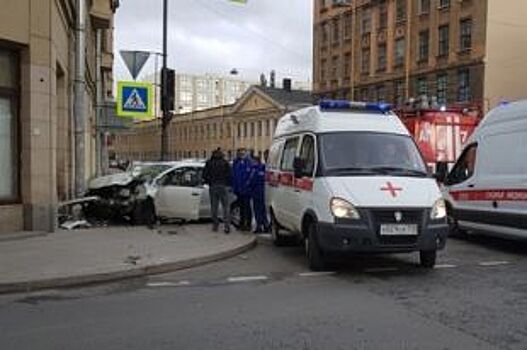 Водитель снес стену дома на Суворовском проспекте, есть пострадавшие