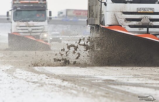 Дороги Челябинской области начали обрабатывать противогололёдной смесью