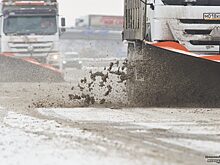 Дороги Челябинской области начали обрабатывать противогололёдной смесью