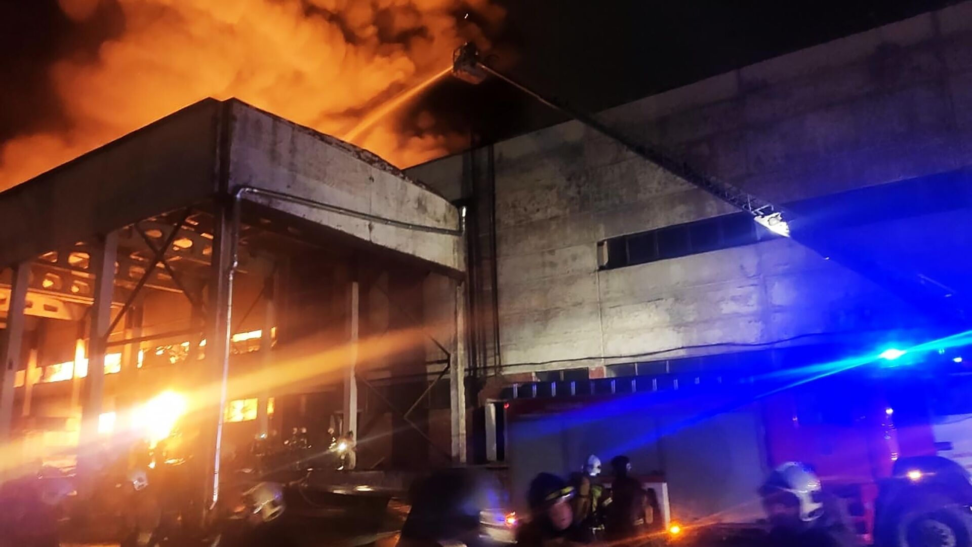 Пожар на складе стройматериалов в Петербурге спустя три дня потушили