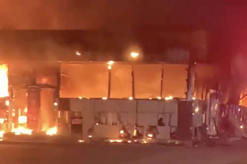 МЧС: в горящих в Невинномысске торговых рядах обрушилась кровля