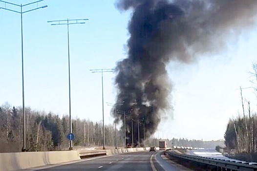 В Подмосковье горящая фура остановила движение по ЦКАД