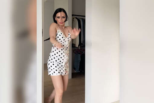 Певица Ольга Серябкина станцевала в стиле Бритни Спирс в мини-платье
