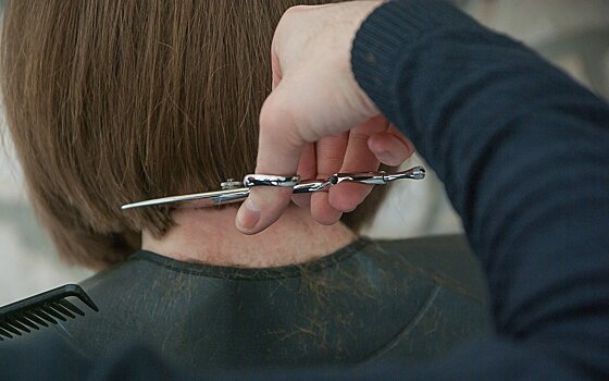 Медсестра 16 лет отращивала волосы — и их пришлось отстричь из-за ошибки парикмахера