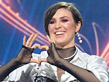 Maruv страстно поцеловалась с 24-летней танцовщицей во время концерта