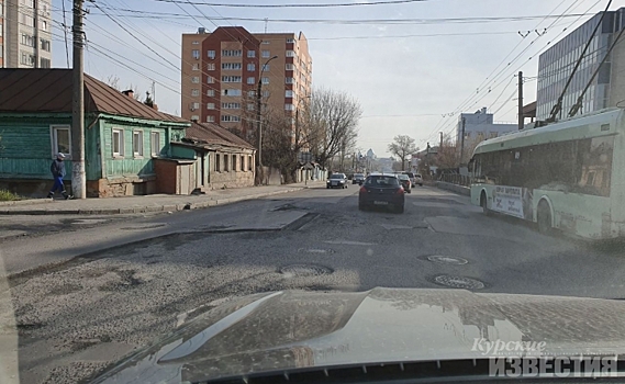 На улице Красной Армии в Курске снова сделают ямочный ремонт дороги