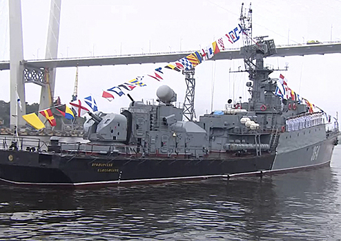 Моряки-тихоокеанцы торжественно встретили День Военно-Морского Флота во Владивостоке