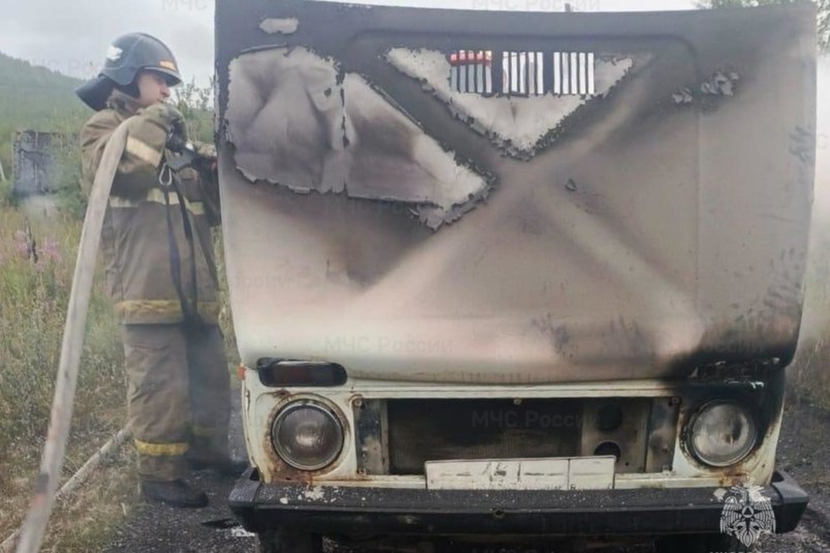 Пожарные Магаданской области за два дня выезжали на тушение двух автомобилей