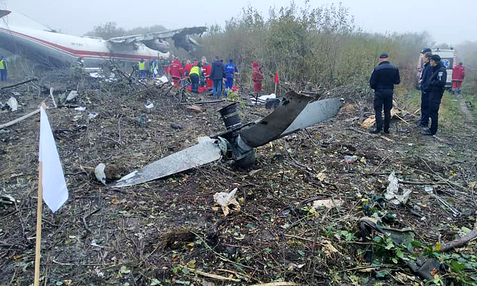   Военно-транспортный самолет Ан-12 частной украинской авиакомпании совершил аварийную посадку. Об этом в фейсбуке сообщила пресс-служба Министерства инфраструктуры Украины.