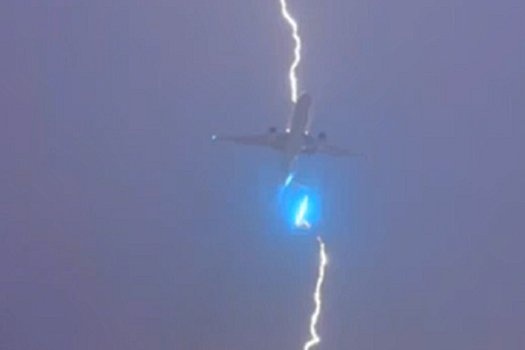 Молния ударила в самолет, летевший из аэропорта Ванкувера