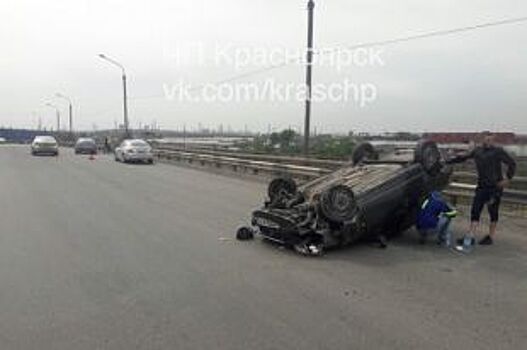В Красноярске Mazda, объезжая ямы, спровоцировала ДТП с перевертышем