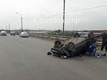 В Красноярске Mazda, объезжая ямы, спровоцировала ДТП с перевертышем