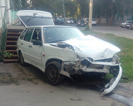 «Авто откинуло на крыльцо»: на проспекте Масленникова Renault столкнулся с Lada