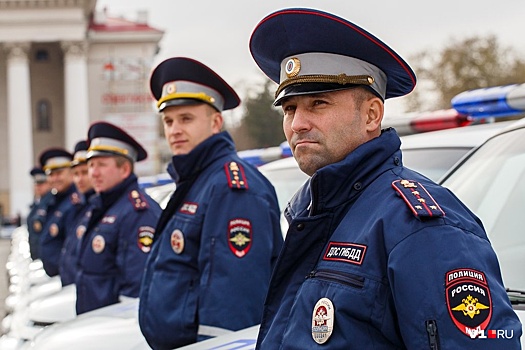 Забирают всех: с площади в центре Волгограда эвакуируют припаркованные автомобили