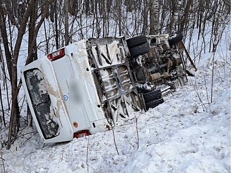 В Башкирии рейсовый автобус с 10 пассажирами съехал в кювет и опрокинулся