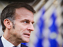 Макрон постоял в планке и стал объектом насмешек