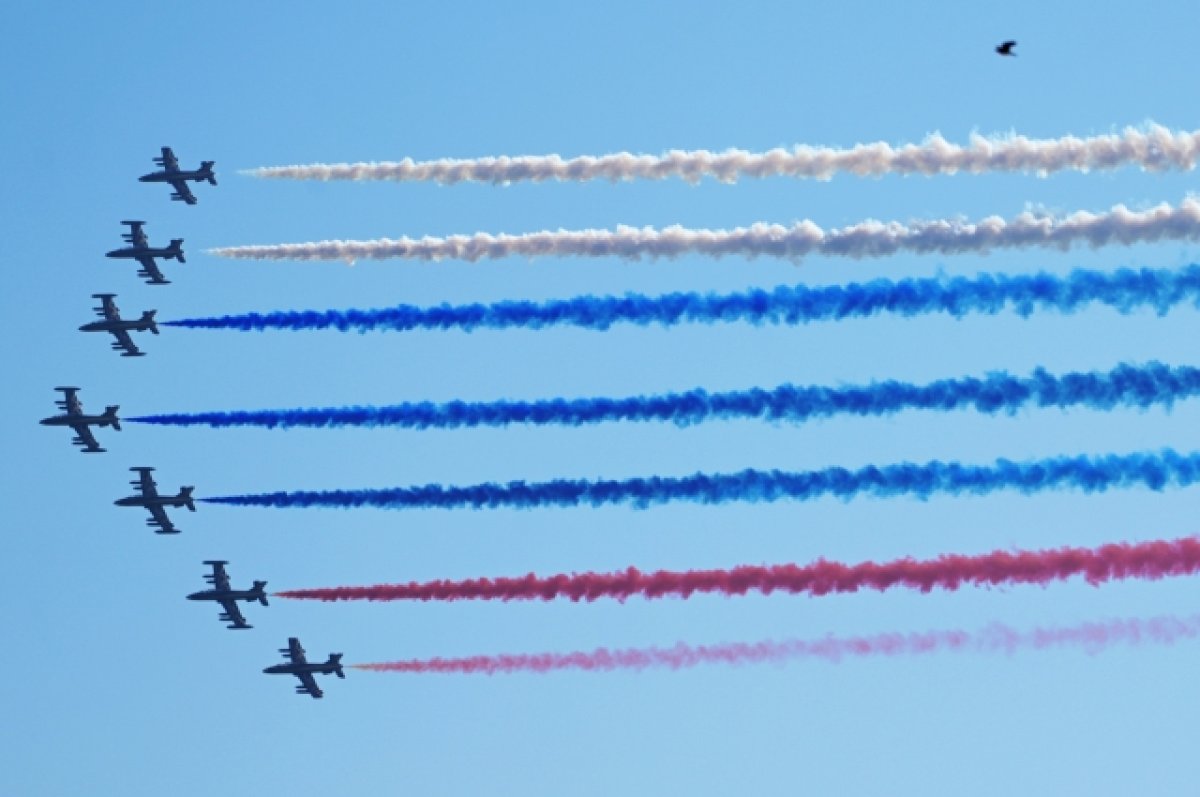 Российский флаг появился в небе над французским Марселем