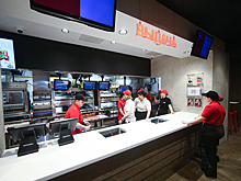 В ретейле и общепите стали чаще нанимать на работу сотрудников младше 18 лет