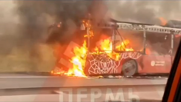 Автобус сгорел дотла на пермской дороге
