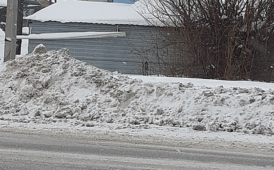 "Издевательство": кемеровчанка возмутилась отсутствием уборки снега на остановке