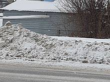 "Издевательство": кемеровчанка возмутилась отсутствием уборки снега на остановке