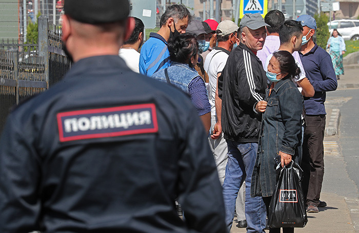 МВД собирается ограничить срок пребывания мигрантов в РФ 90 днями в году. Каких категорий это коснется?