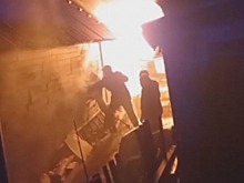 В Алтайском крае сотрудники полиции спасли людей из горящего дома