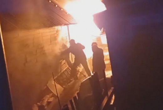 В Алтайском крае сотрудники полиции спасли людей из горящего дома