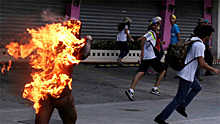 Оппозиция в Венесуэле раньше сжигала людей