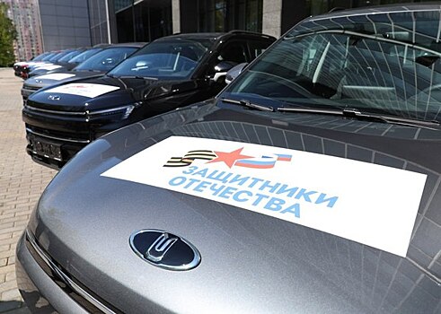 Андрей Воробьёв и Анна Цивилева вручили ключи от автомобилей участникам СВО