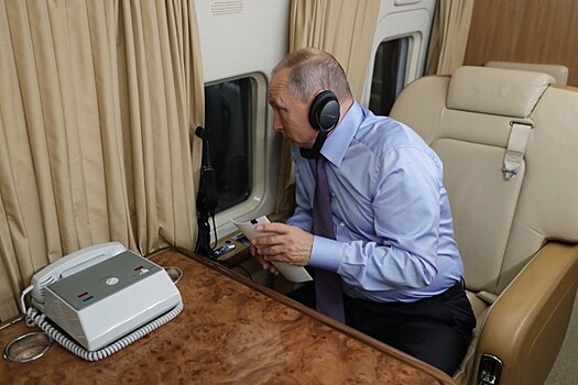 СМИ показали Путина за работой на высоте 11 километров