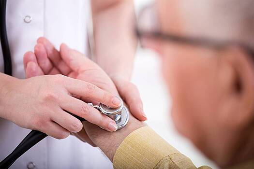 Врач рассказал об опасности снижения давления у пожилых людей