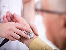 Врач объяснил, чем опасно снижение давления у пожилых людей