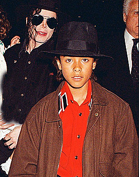 Майкла Джексона 30 лет обвиняют в педофилии. Но главный удар нанесли после его смерти