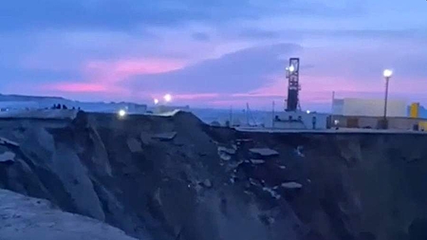 В Казахстане нашли провалившийся в воронку у шахты автобус