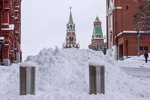 Огромный сугроб на Красной площади развеселил россиян