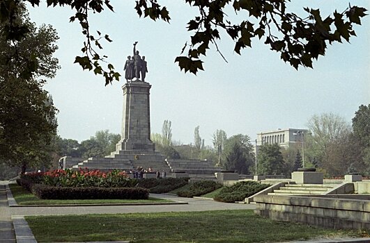 В Болгарии возложили цветы у памятника Советской армии