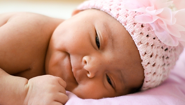 Рефлекс или проявление эмоций? Психологи изучили природу улыбок новорождённых детей