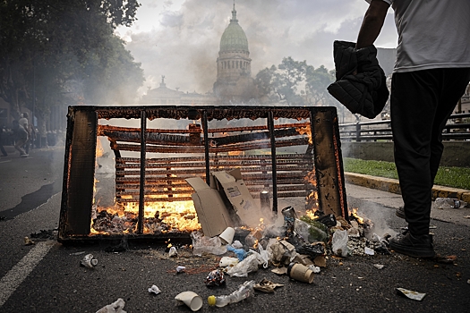 Около тысячи человек собрались на протест в центре Буэнос-Айреса