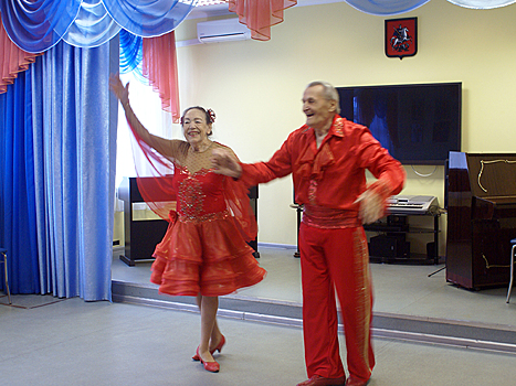 Танцы народов мира воодушевили пенсионеров