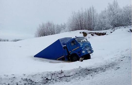 На Ямале провалившийся под лёд «КамАЗ» не могут вытянуть до сих пор