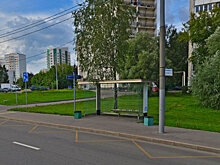 В восьмом микрорайоне установили столбики-ограничители и заменили стекла автобусной остановки