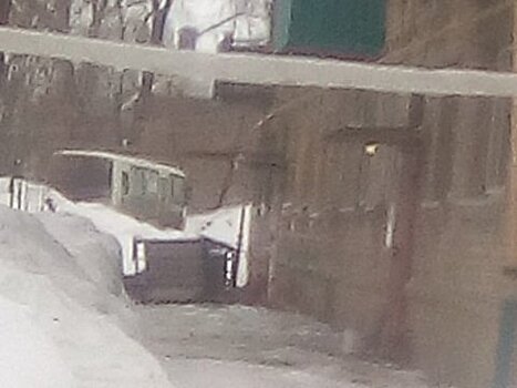 В Балакове с жилого дома свалился целый балкон со снегом