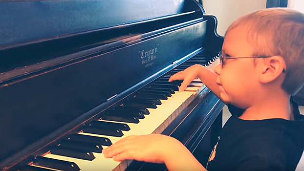 Одаренный мальчик с нарушением зрения виртуозно исполнил все партии «Богемской рапсодии»: видео