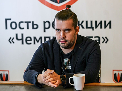 Шахматист Ян Непомнящий тренируется с фитнес-наставником перед турнирами