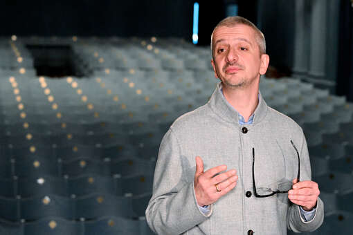 Режиссер Константин Богомолов покажет 12 спектаклей из цикла «Голоса страны»
