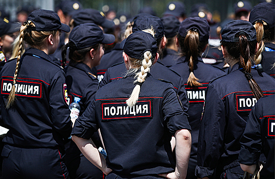 Полицейским предписали сочувствие, а женщинам-полицейским — умеренность в использовании косметики