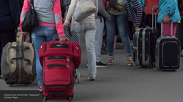Грузчик объяснил причину небрежного отношения к чемоданам в аэропортах